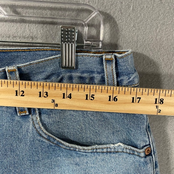 Vintage Levi 550 Relaxed Fit Light Wash Denim Blue Jeans Shorts Mens Size 36Wx8L - Picture 6 of 8